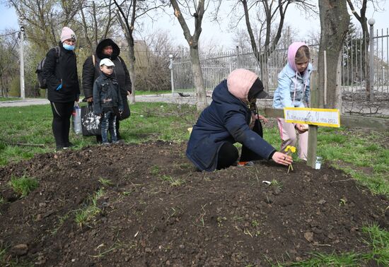 Похороны местного жителя в Мариуполе