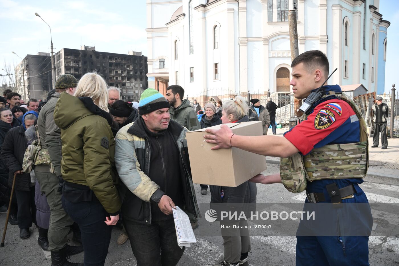 Раздача гумпомощи жителям Мариуполя