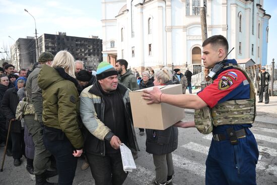 Раздача гумпомощи жителям Мариуполя