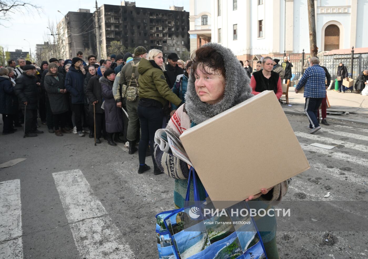 Раздача гумпомощи жителям Мариуполя