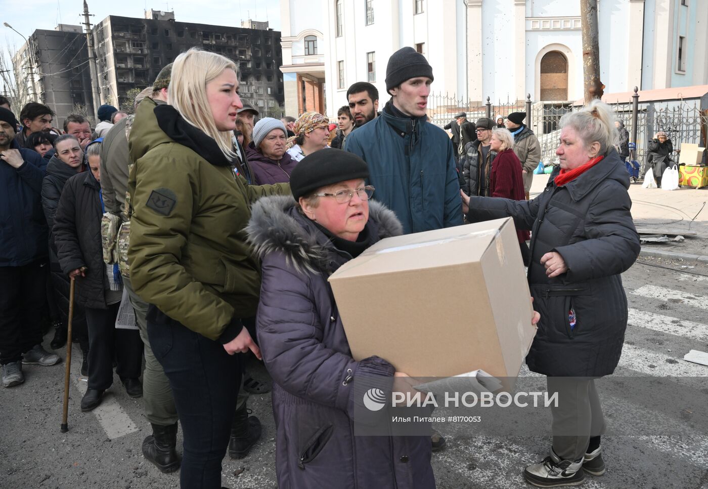 Раздача гумпомощи жителям Мариуполя