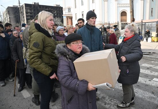 Раздача гумпомощи жителям Мариуполя