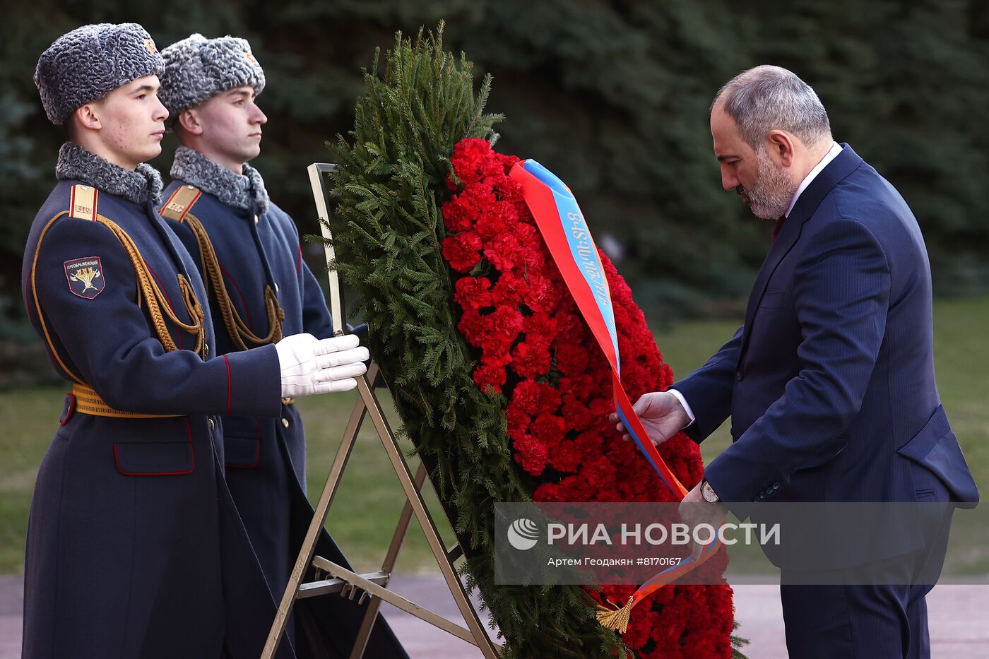 Премьер-министр Армении Н. Пашинян возложил цветы к Могиле Неизвестного солдата