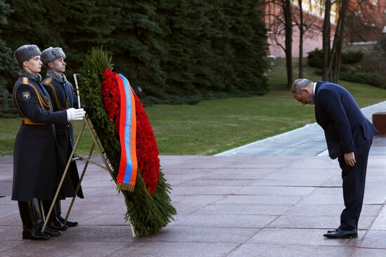 Премьер-министр Армении Н. Пашинян возложил цветы к Могиле Неизвестного солдата