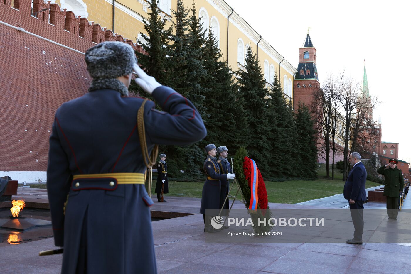 Премьер-министр Армении Н. Пашинян возложил цветы к Могиле Неизвестного солдата