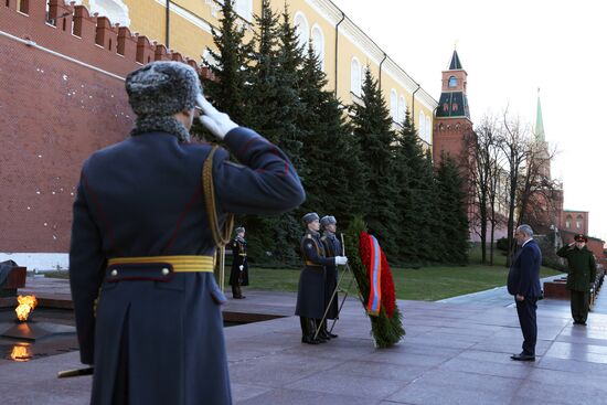 Премьер-министр Армении Н. Пашинян возложил цветы к Могиле Неизвестного солдата