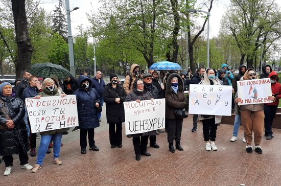 Митинг против запрета георгиевской ленты в Кишиневе