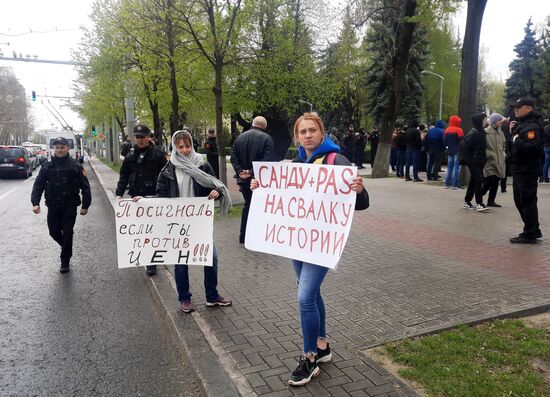 Митинг против запрета георгиевской ленты в Кишиневе
