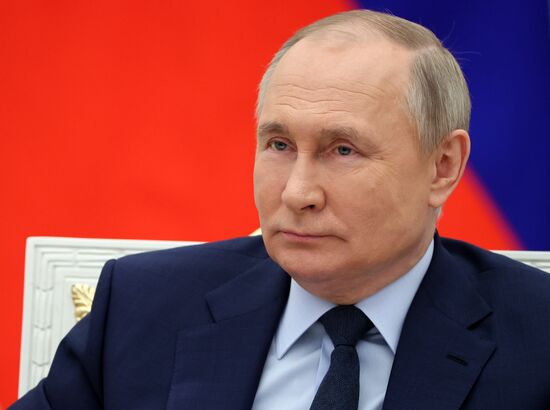 Президент РФ В. Путин провел заседание наблюдательного совета АНО "Россия - страна возможностей" 