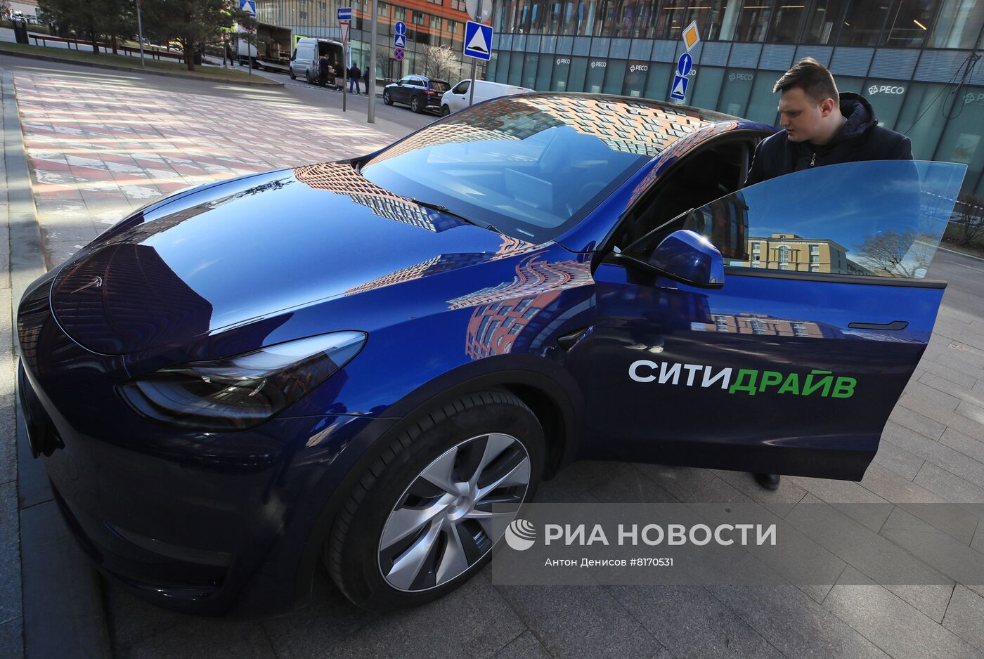 Автопарк каршеринга "Ситидрайв" пополнился электрокаром Tesla Model Y