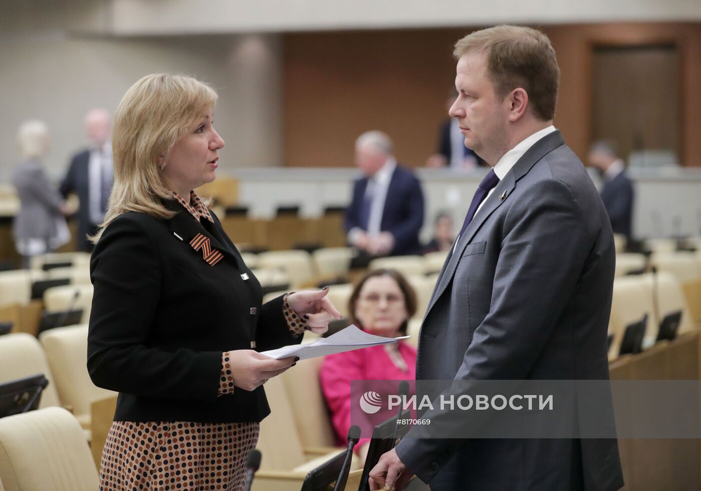 Член комитета по просвещению Лариса Тутова и член комитета по малому и среднему предпринимательству Алексей Говырин на пленарном заседании в Государственной думе РФ. В Госдуму РФ внесен к рассмотрению вопрос о продлении полномочий председателя Банка России (Центробанка) Эльвиры Набиуллиной на третий срок. Изображение является раздаточным материалом, предоставлено третьей стороной. Только редакционное использование. Запрет на архивирование, коммерческое использование, рекламную кампанию. Место: Россия, Москва. Пленарное заседание Госдумы РФ