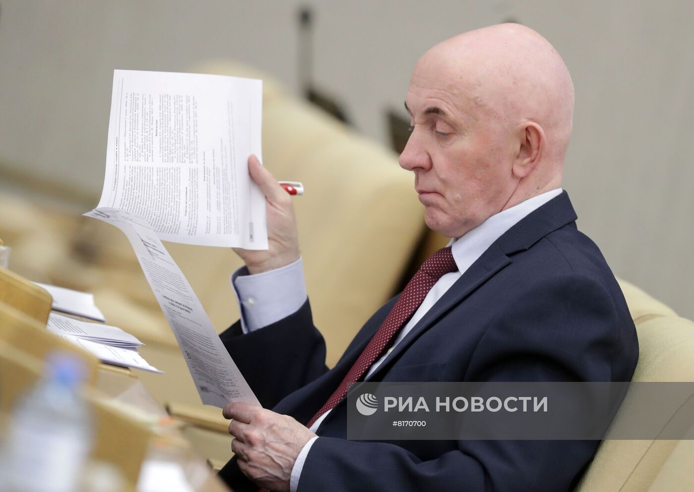 Первый заместитель председателя комитета по государственному строительству и законодательству Юрий Синельщиков на пленарном заседании в Государственной думе РФ. В Госдуму РФ внесен к рассмотрению вопрос о продлении полномочий председателя Банка России (Центробанка) Эльвиры Набиуллиной на третий срок. Изображение является раздаточным материалом, предоставлено третьей стороной. Только редакционное использование. Запрет на архивирование, коммерческое использование, рекламную кампанию. Место: Россия, Москва. Пленарное заседание Госдумы РФ