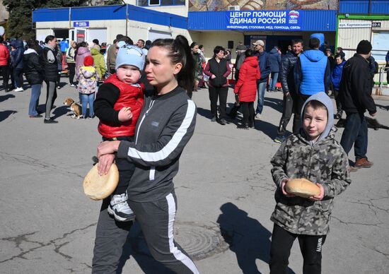 Раздача гумпомощи в Мариуполе