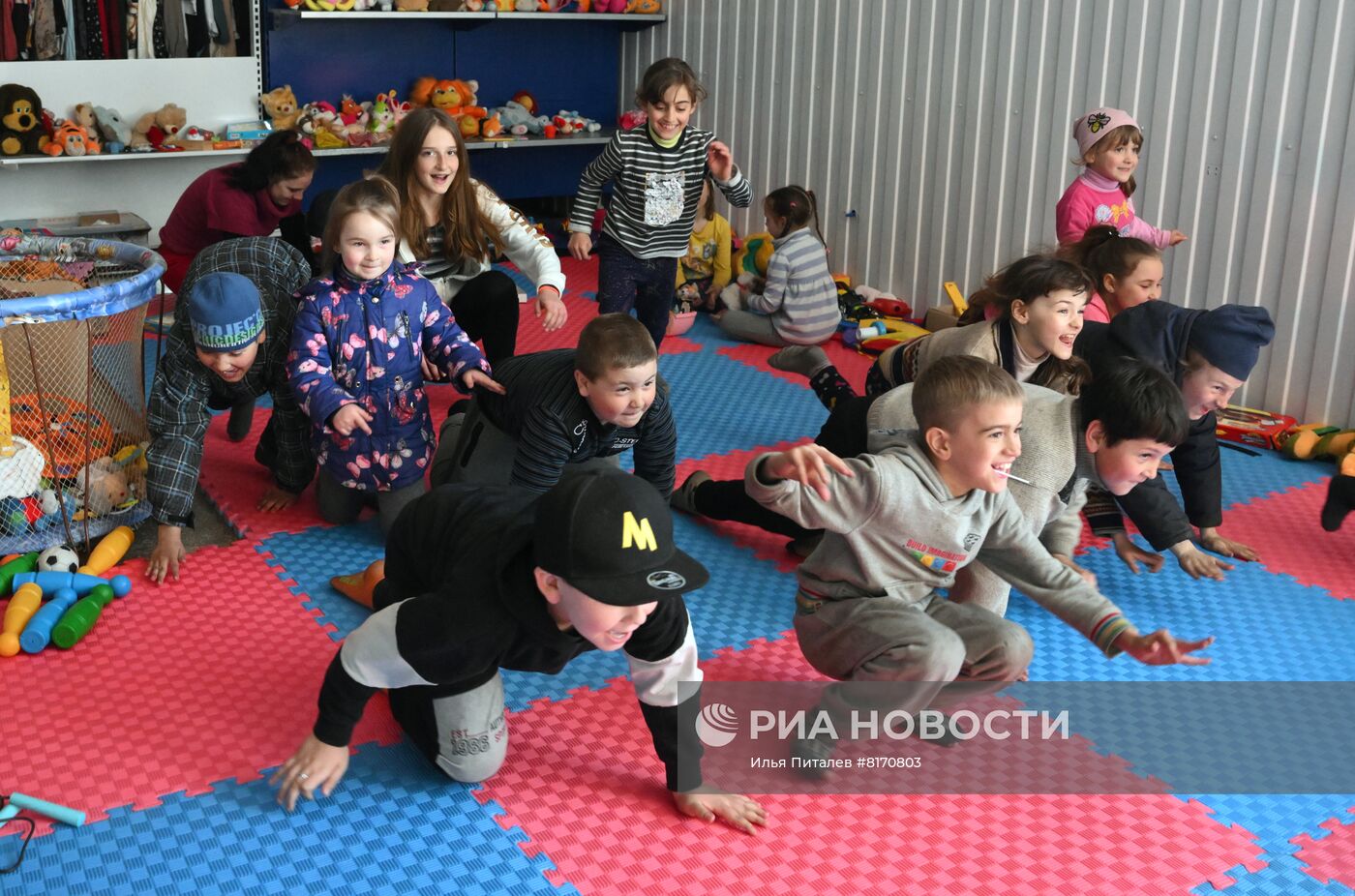 Раздача гумпомощи в Мариуполе