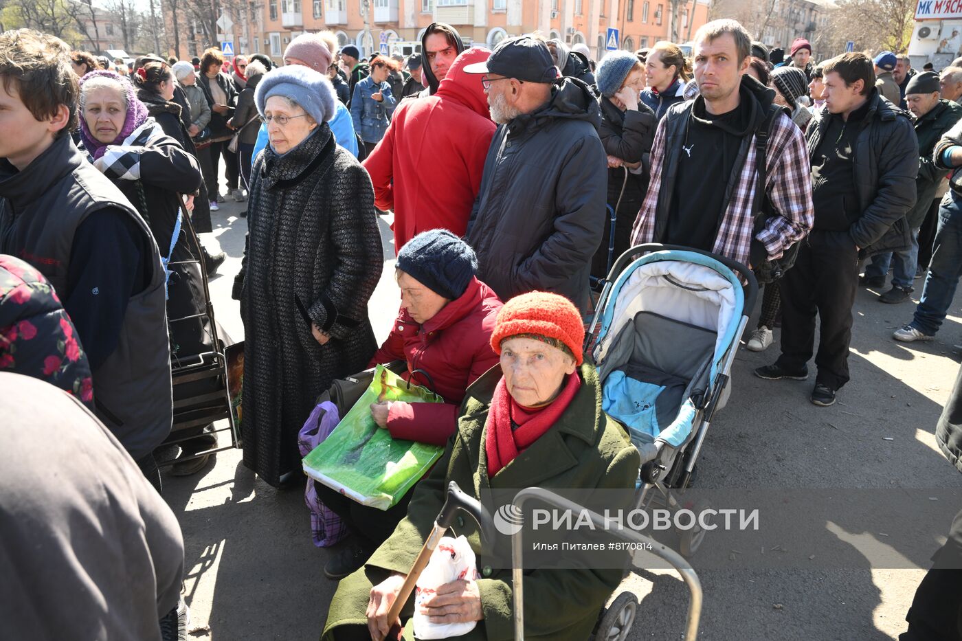 Раздача гумпомощи в Мариуполе