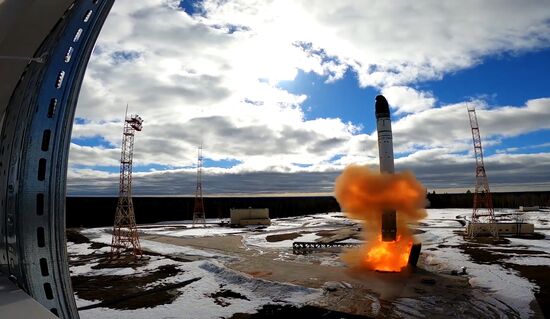 Пуск межконтинентальной баллистической ракеты стационарного базирования "Сармат" с космодрома Плесецк