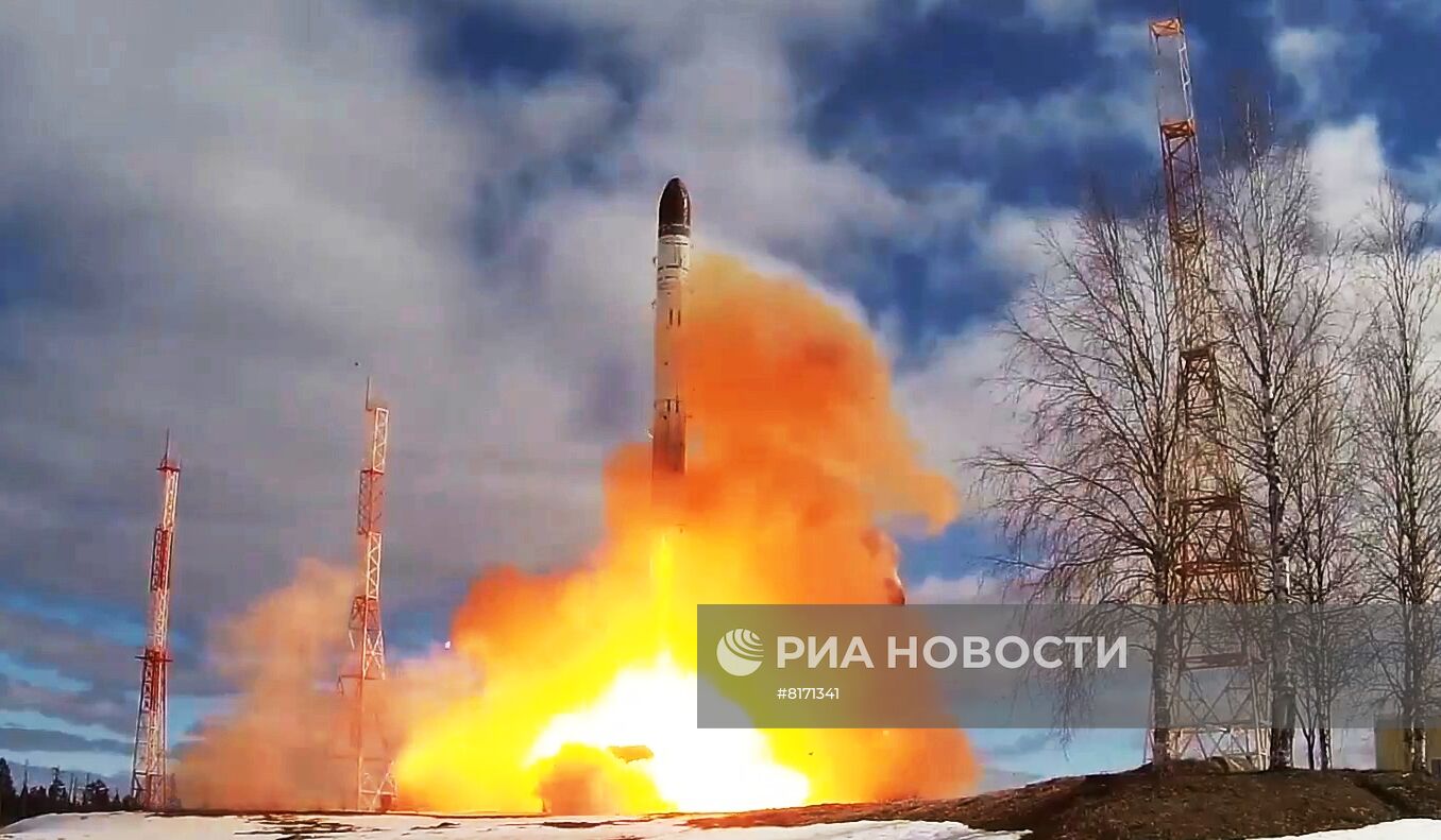 Пуск межконтинентальной баллистической ракеты стационарного базирования "Сармат" с космодрома Плесецк