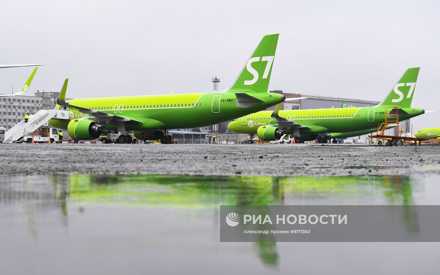 Самолеты авиакомпании S7 в аэропорту Толмачево в Новосибирске