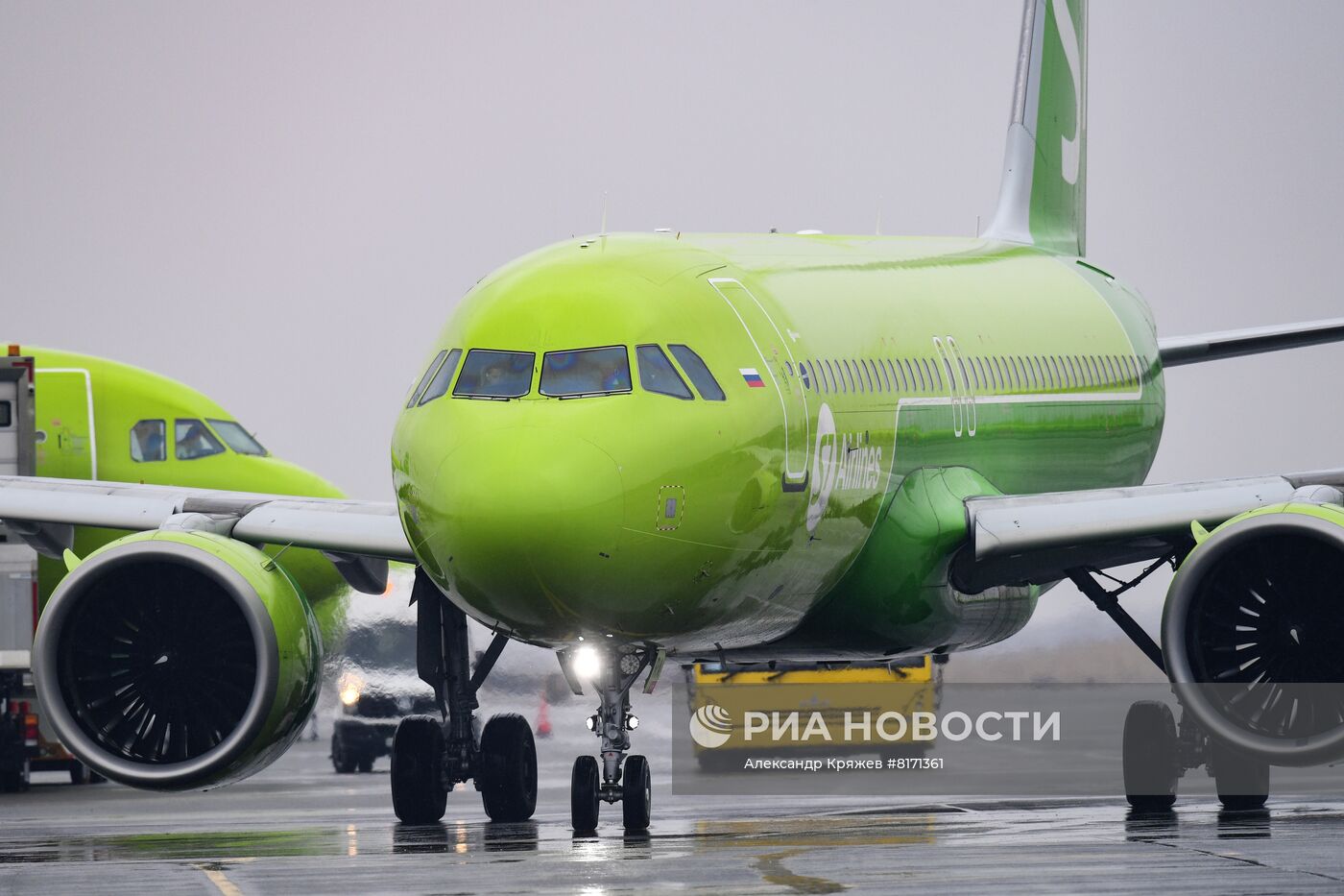 Самолеты авиакомпании S7 в аэропорту Толмачево в Новосибирске