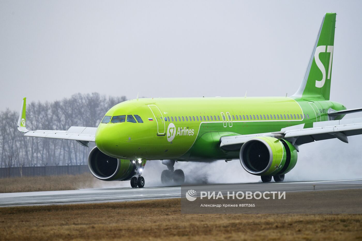 Самолеты авиакомпании S7 в аэропорту Толмачево в Новосибирске