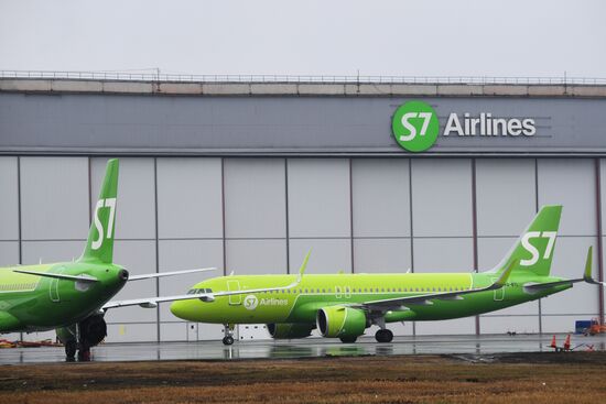 Самолеты авиакомпании S7 в аэропорту Толмачево в Новосибирске