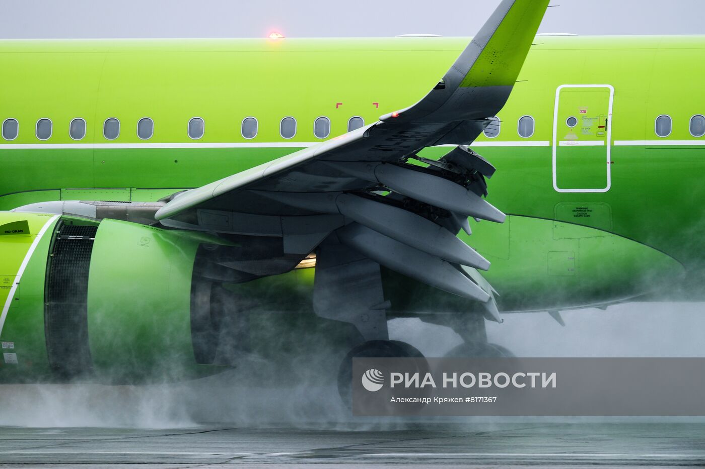 Самолеты авиакомпании S7 в аэропорту Толмачево в Новосибирске