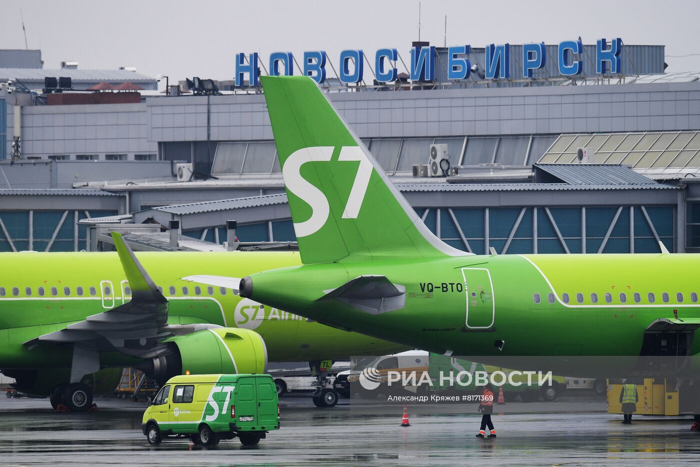 Самолеты авиакомпании S7 в аэропорту Толмачево в Новосибирске