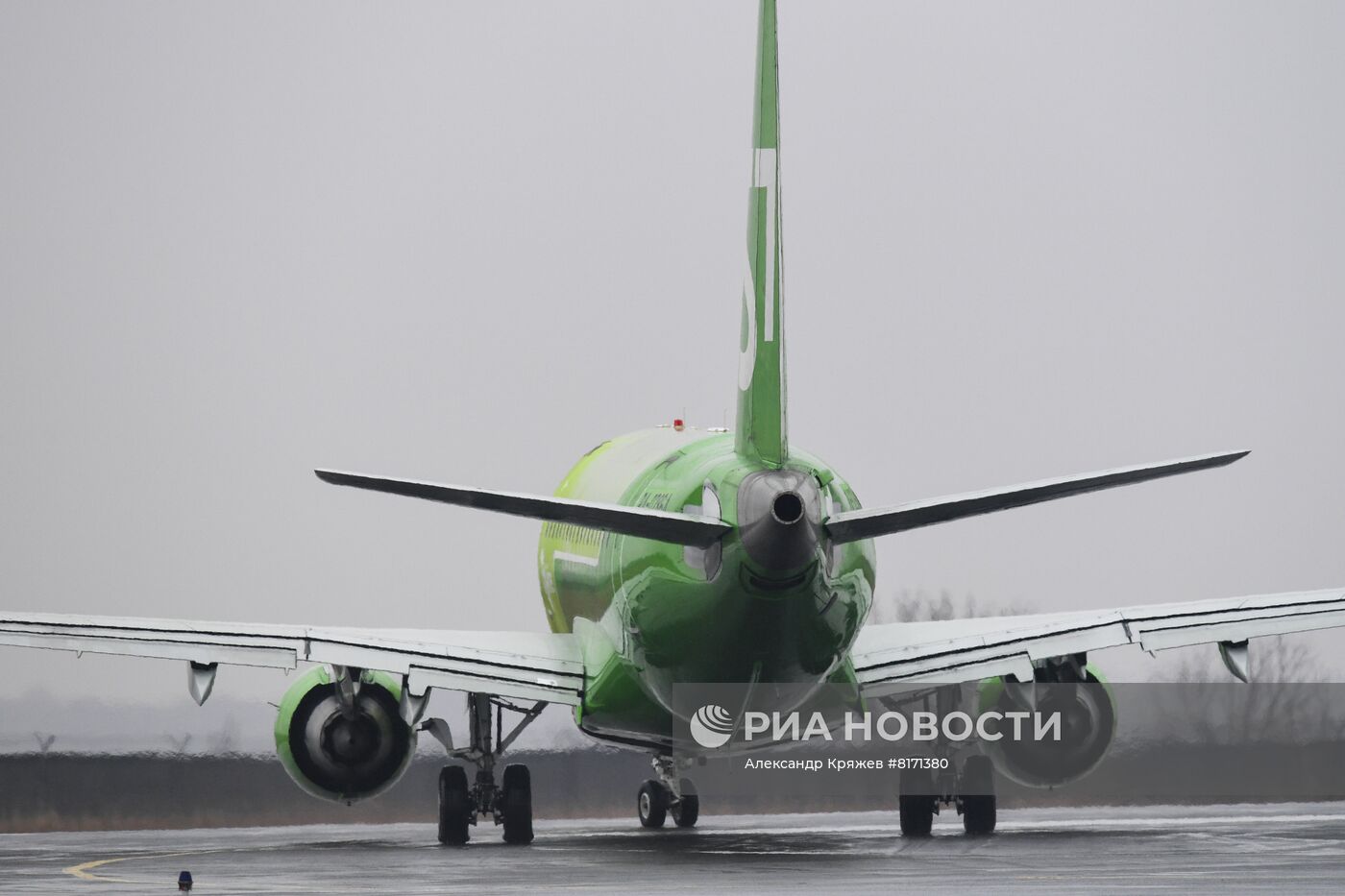 Самолеты авиакомпании S7 в аэропорту Толмачево в Новосибирске