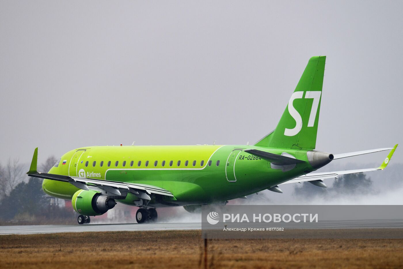 Самолеты авиакомпании S7 в аэропорту Толмачево в Новосибирске