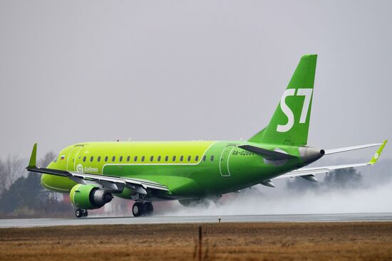 Самолеты авиакомпании S7 в аэропорту Толмачево в Новосибирске