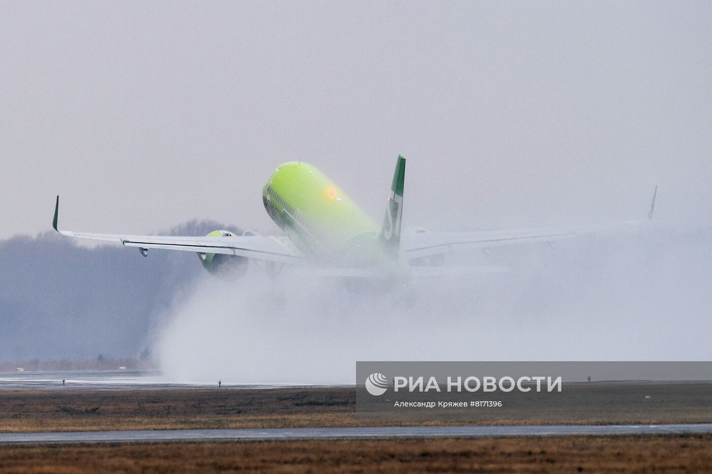 Самолеты авиакомпании S7 в аэропорту Толмачево в Новосибирске