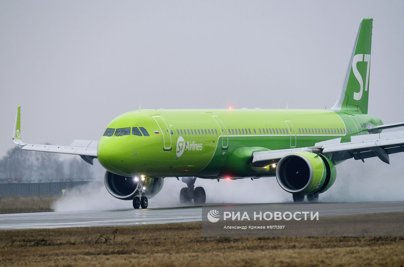 Самолеты авиакомпании S7 в аэропорту Толмачево в Новосибске