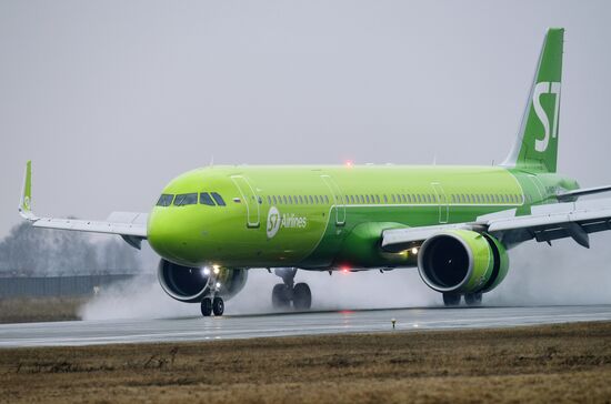 Самолеты авиакомпании S7 в аэропорту Толмачево в Новосибске