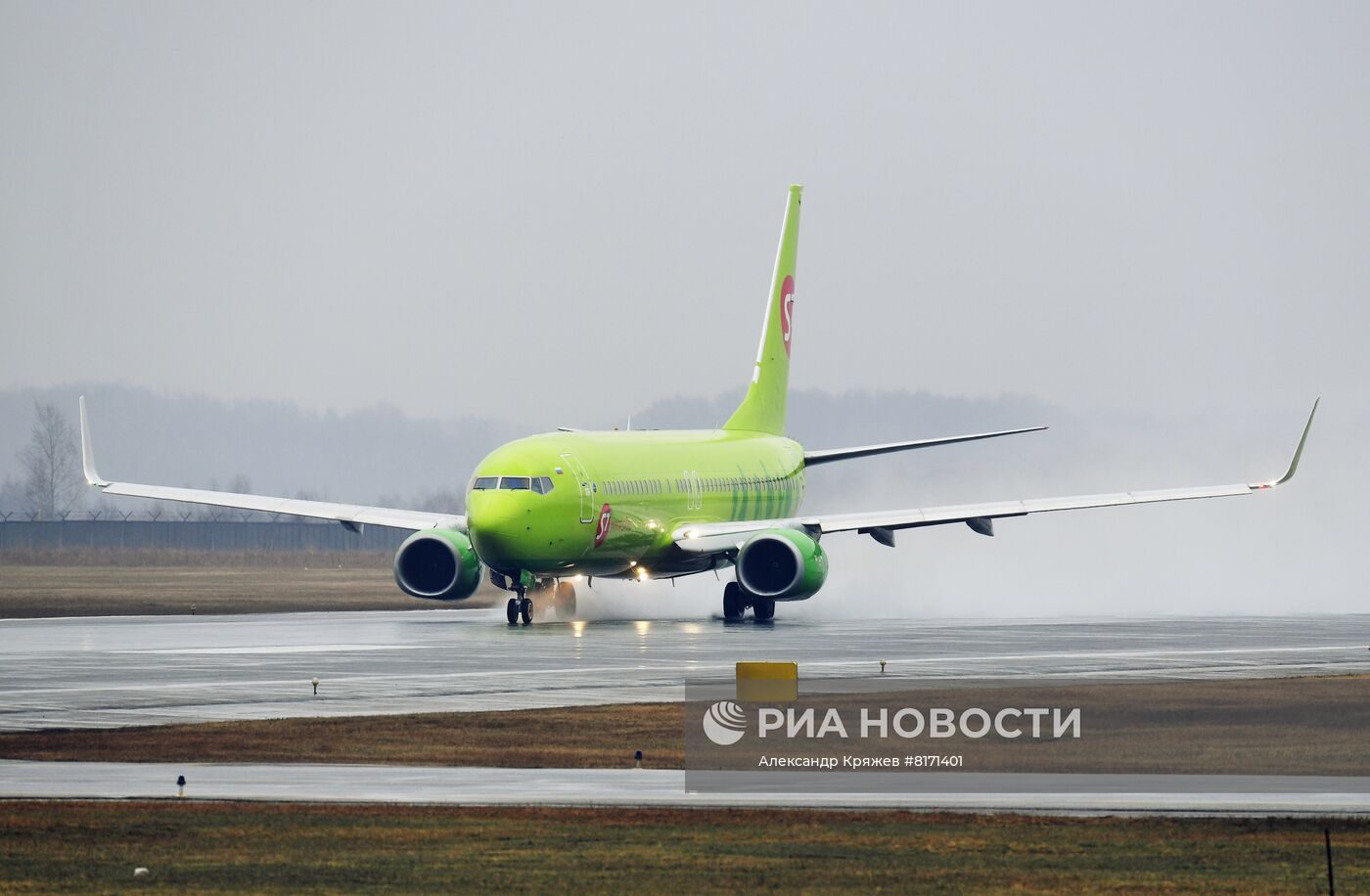 Самолеты авиакомпании S7 в аэропорту Толмачево в Новосибске