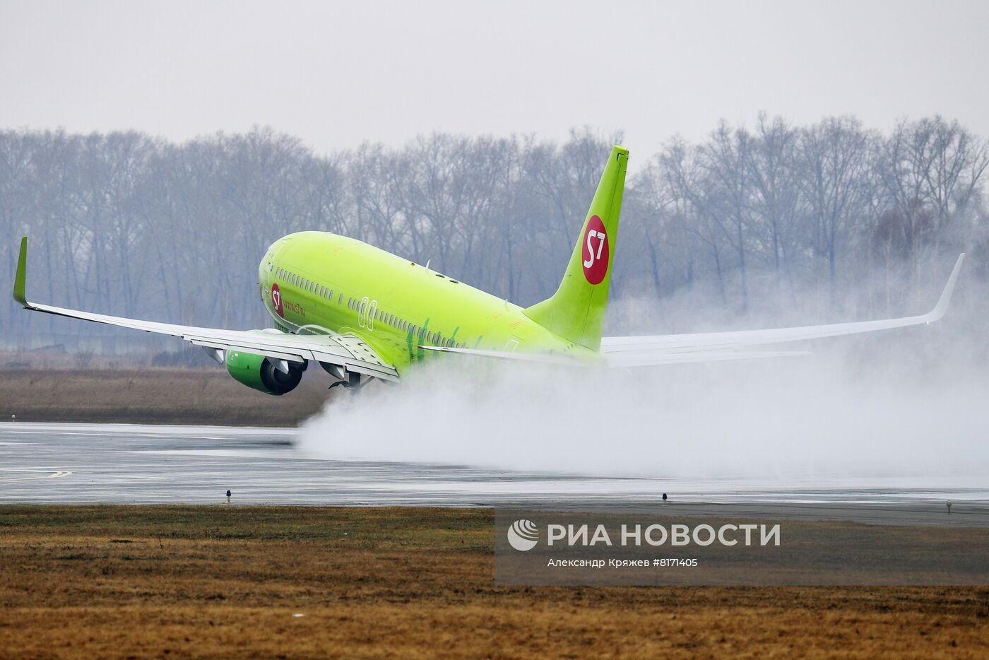 Самолеты авиакомпании S7 в аэропорту Толмачево в Новосибске