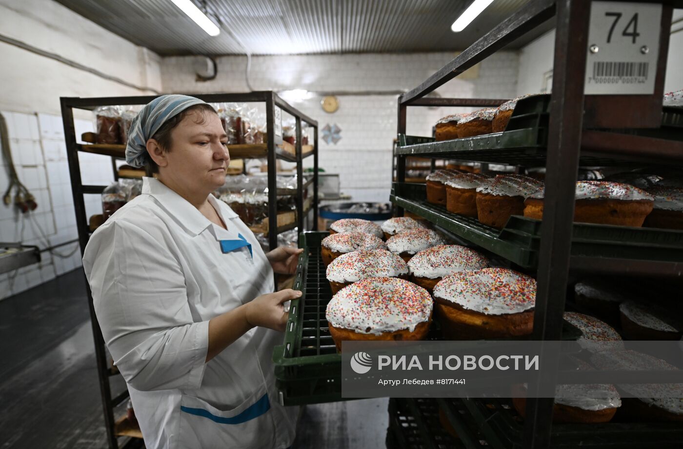 Производство и освящение куличей на хлебозаводе Сочи