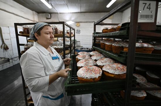 Производство и освящение куличей на хлебозаводе Сочи