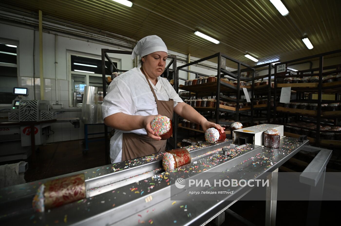 Производство и освящение куличей на хлебозаводе Сочи