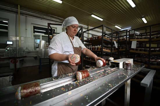 Производство и освящение куличей на хлебозаводе Сочи