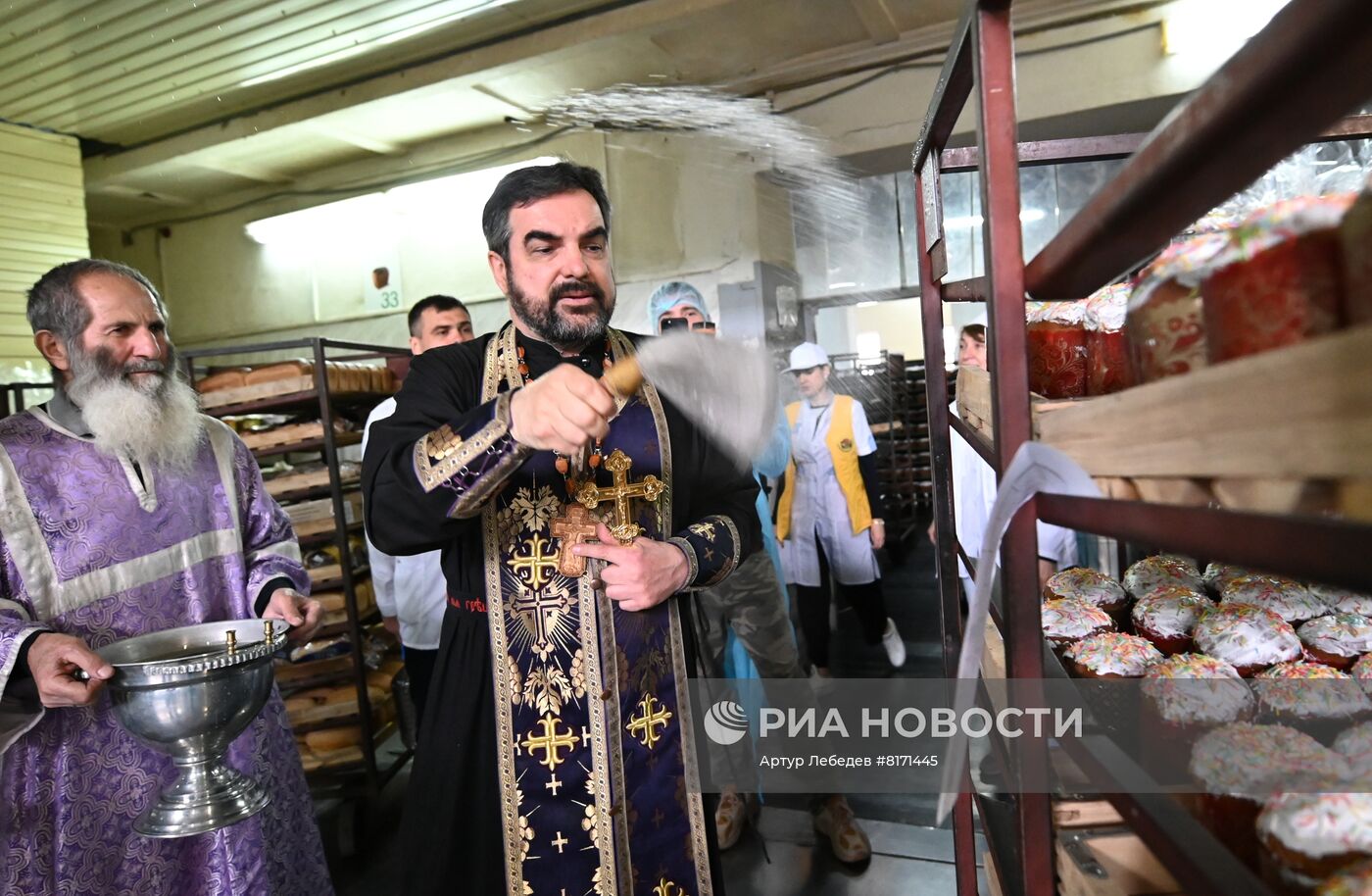 Производство и освящение куличей на хлебозаводе Сочи