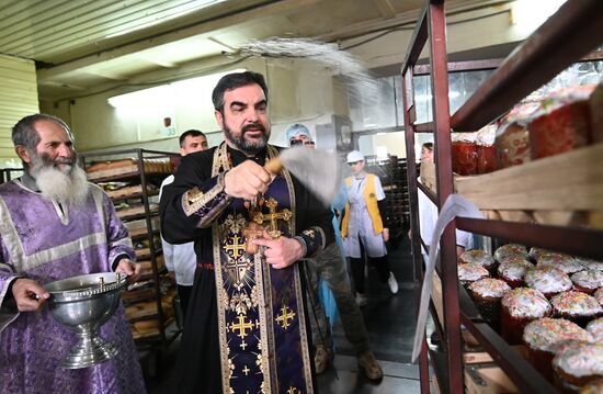 Производство и освящение куличей на хлебозаводе Сочи