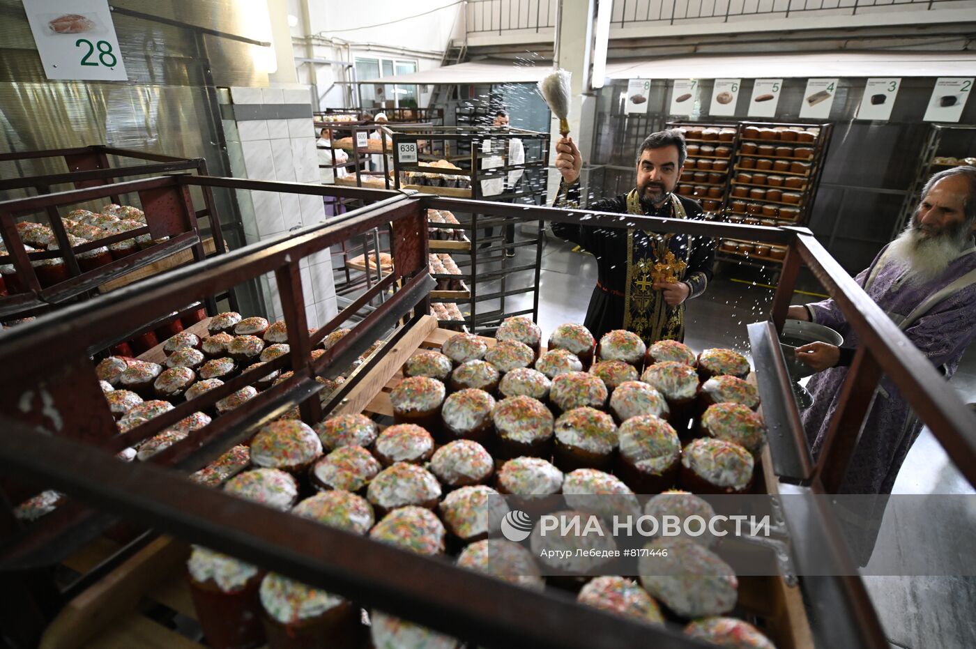 Производство и освящение куличей на хлебозаводе Сочи