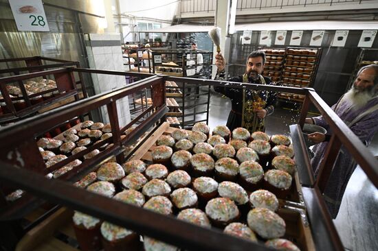 Производство и освящение куличей на хлебозаводе Сочи