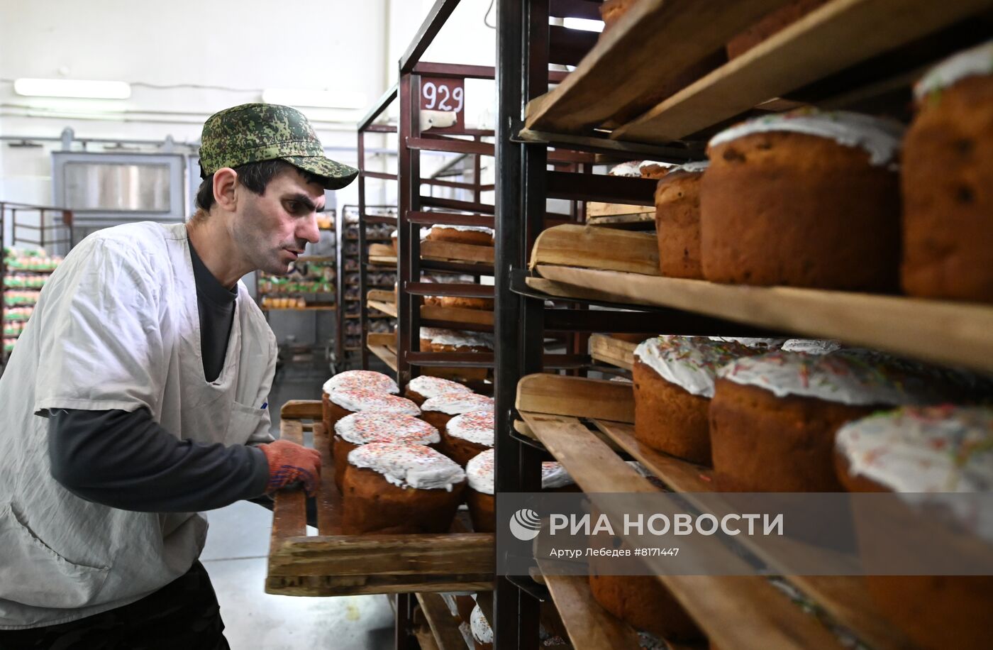 Производство и освящение куличей на хлебозаводе Сочи