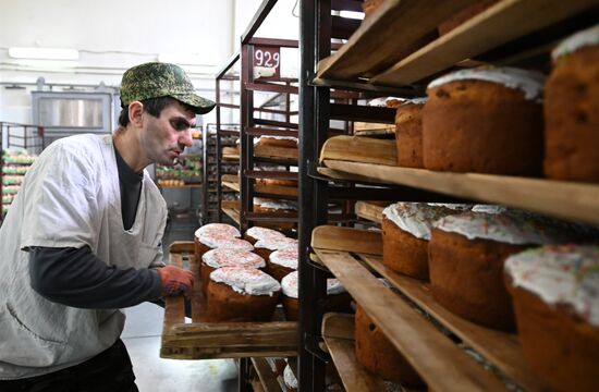 Производство и освящение куличей на хлебозаводе Сочи