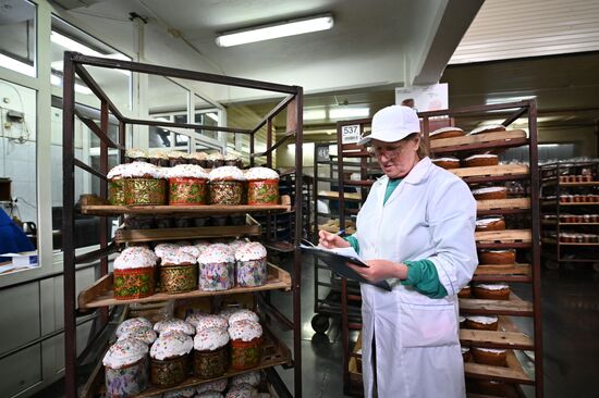 Производство и освящение куличей на хлебозаводе Сочи