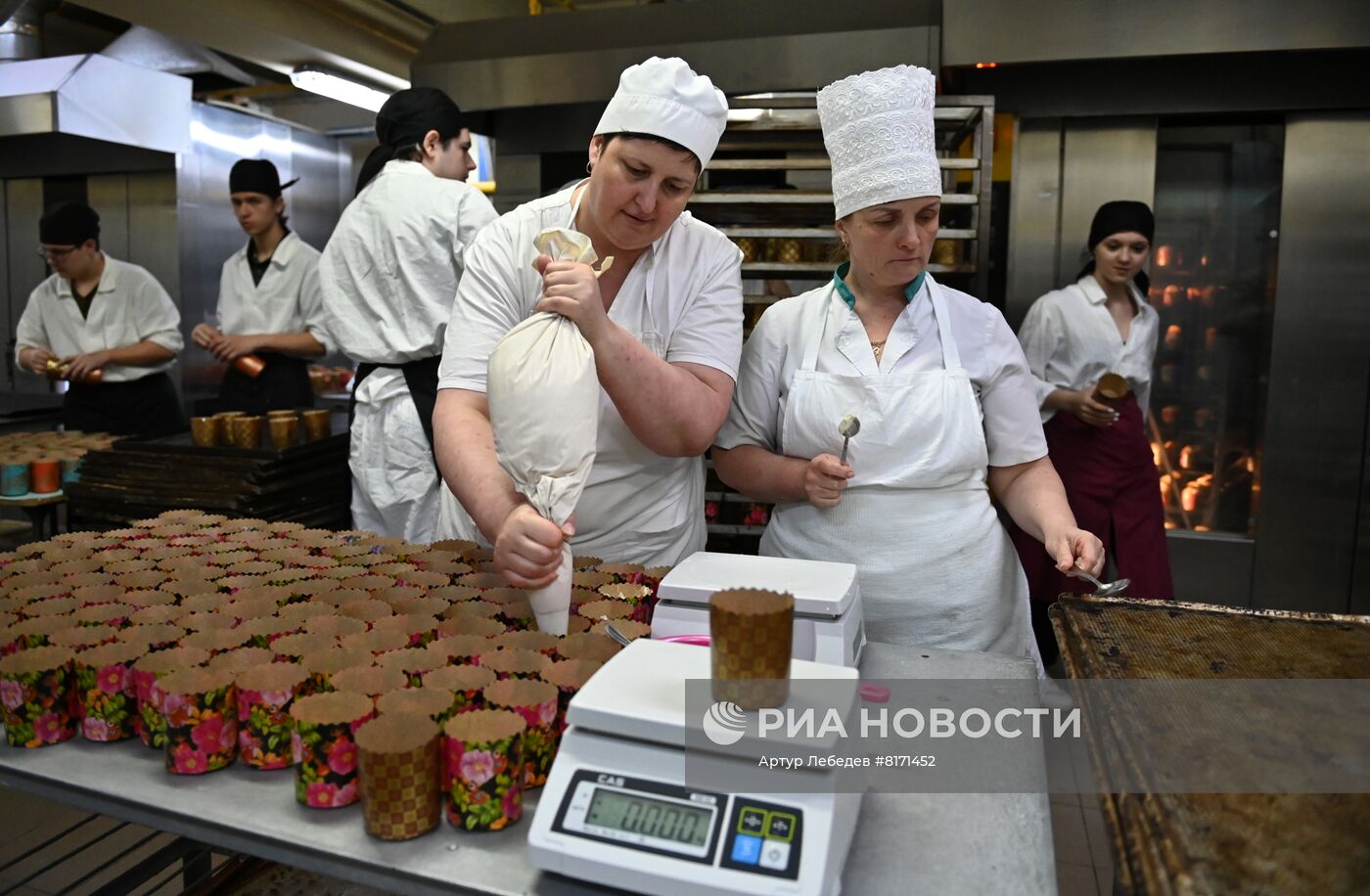 Производство и освящение куличей на хлебозаводе Сочи