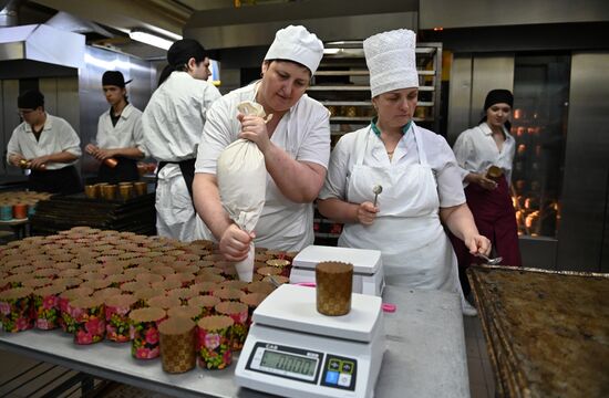Производство и освящение куличей на хлебозаводе Сочи