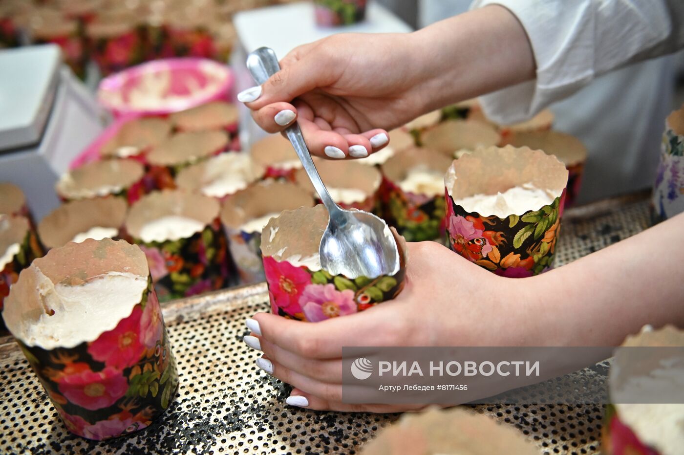 Производство и освящение куличей на хлебозаводе Сочи