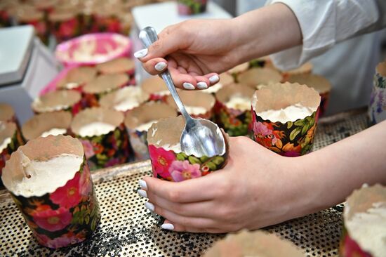 Производство и освящение куличей на хлебозаводе Сочи